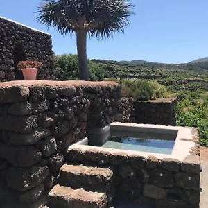 Casa vacanze Dammusi Il Serralh -pantelleria-, Scauri (Sicily)